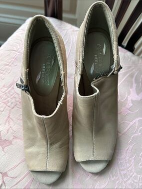 AEROSOLES Tan Open-Toe Slip-On Clog Mules